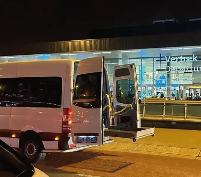 Rolstoelbus bij Schiphol voor reizigers uit Mijdrecht